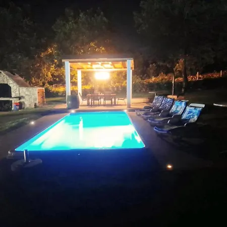 Marie With Pool, Two Bedrooms For 4+2kids * Cavoglave